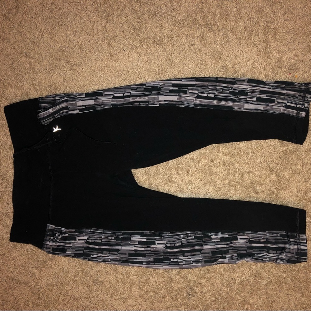 Short black leggings with pattern on side